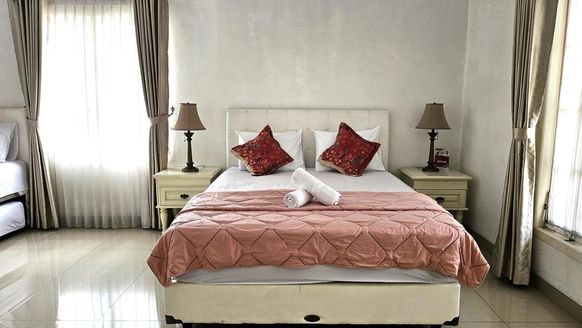 Surokarsan 9 House Yogyakarta Hotel Room photo