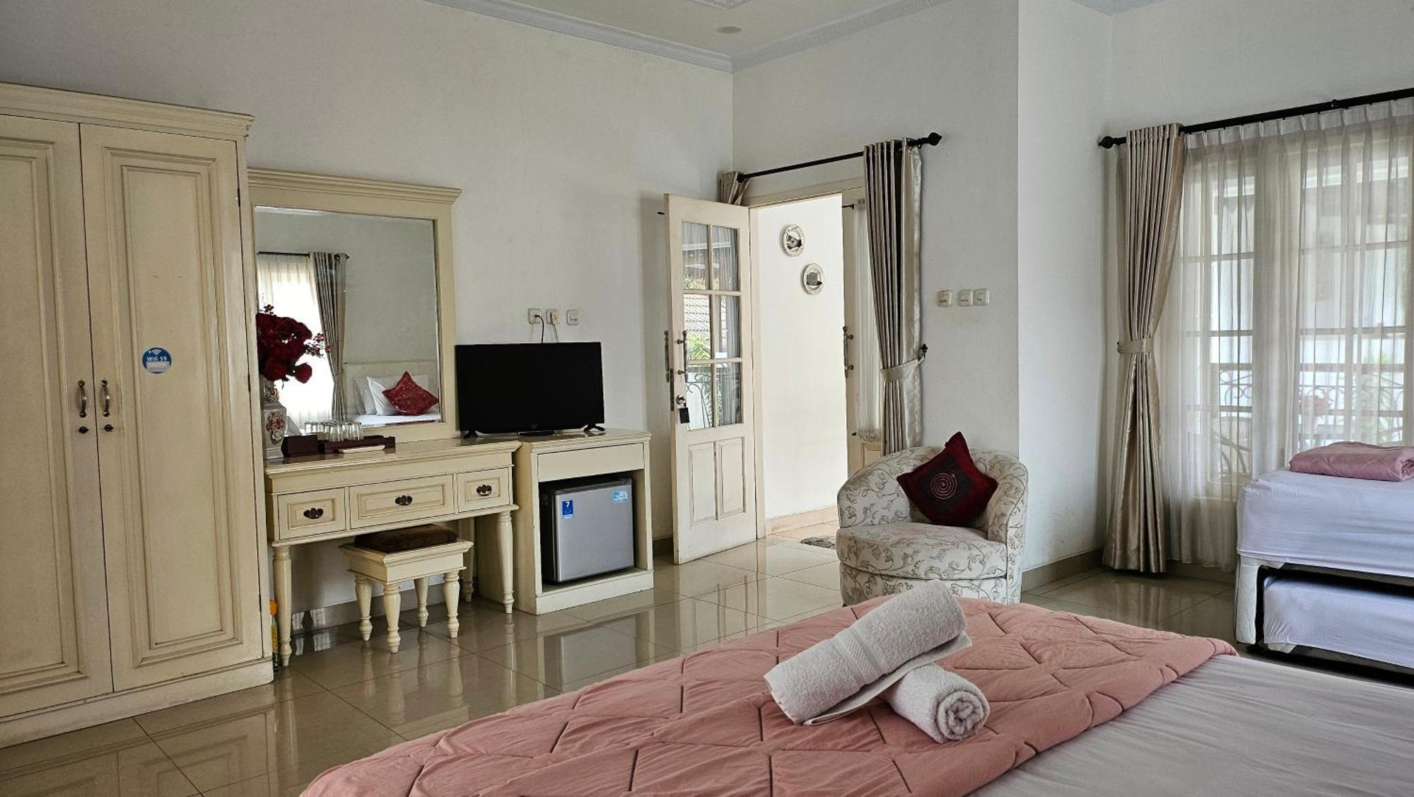 Surokarsan 9 House Yogyakarta Hotel Room photo